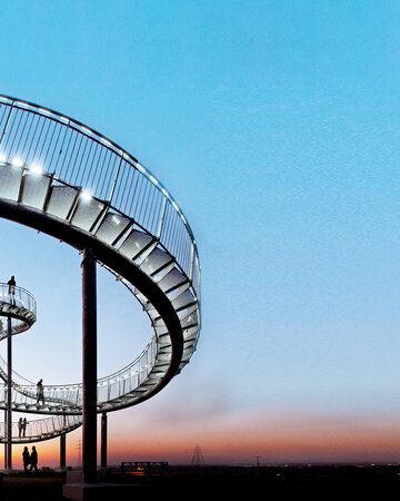 [Translate to 中文:] Tiger & Turtle – Magic Mountain in Duisburg in the Metropole Ruhr as a walkable landmark sculpture with looping steel structure.