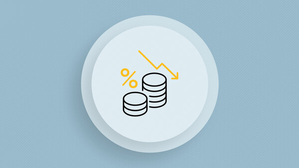 Symbolic image with two stacks of coins, a percent sign and a downward-pointing arrow.