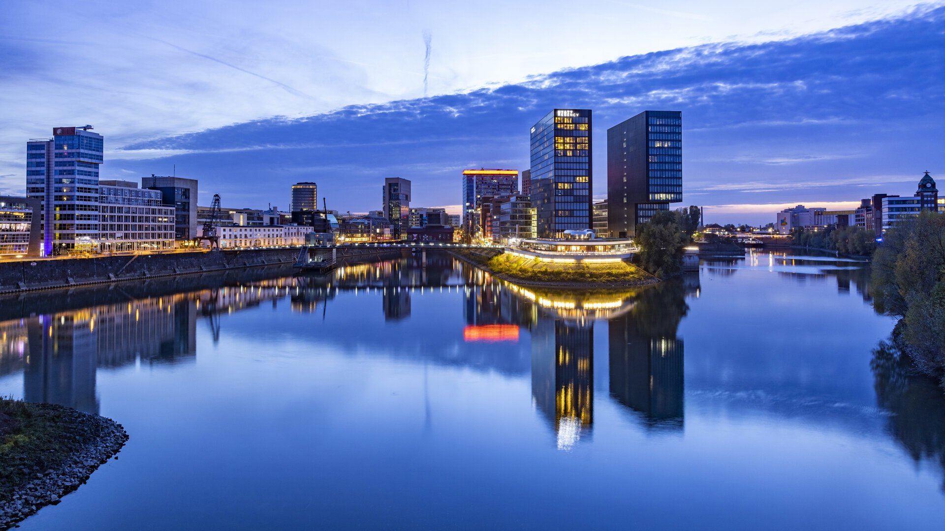 Düsseldorfer Medienhafen mit moderner Architektur und Rheinpromenade am Abend