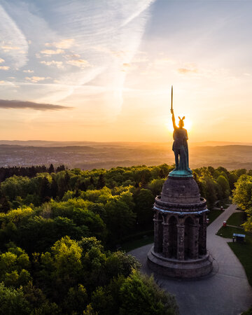 [Translate to 中文:] Hermannsdenkmal in the Teutoburg Forest near Detmold in the Ostwestfalen-Lippe region at sunset.