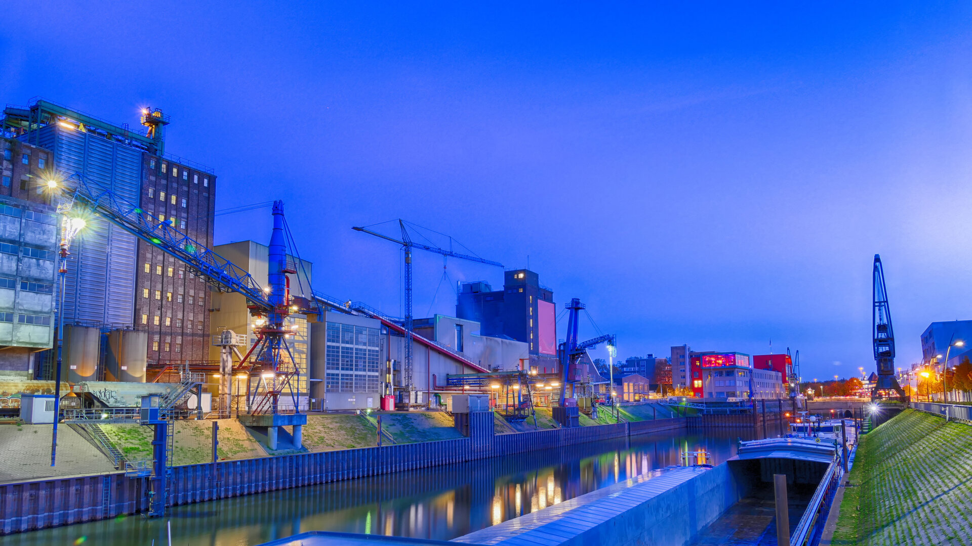 Duisburger Innenhafen mit Uferpromenade und Museum Küppersmühle am Niederrhein.