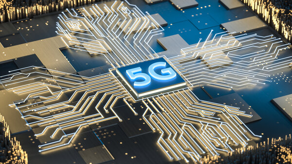 Eine grafische Darstellung eines Computerchips mit leuchtenden Leiterbahnen und der Aufschrift 5G im Zentrum.