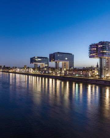 [Translate to 中文:] Crane Houses in Cologne’s Rheinauhafen district along the Rhine at dusk.