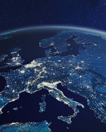 Satellitenansicht von Europa bei Nacht mit erleuchteten Städten und klar erkennbaren Landesgrenzen.
