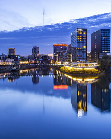 [Translate to 中文:] Düsseldorf Media Harbour with modern architecture along the riverside.