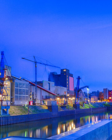 [Translate to 中文:] Duisburg Inner Harbour promenade with Museum Küppersmühle in the Lower Rhine region.